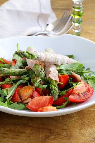 Salade de roquette aux tomates et asperges — Photo