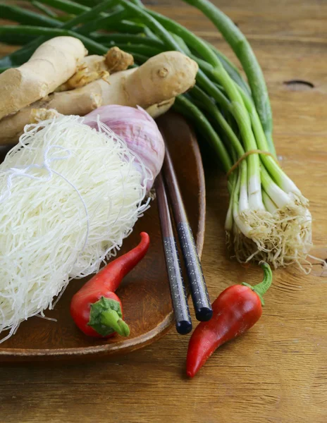 아시아 음식 재료-쌀 국수, 생강, 고추, 마늘 — 스톡 사진