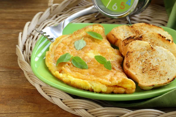 Omelette d'oeuf frais au basilic pour le petit déjeuner — Photo