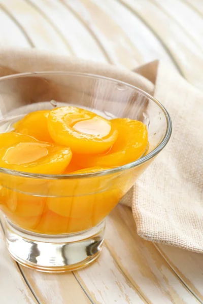 Консервированные персики (абрикосы) сладкий и здоровый десерт — стоковое фото