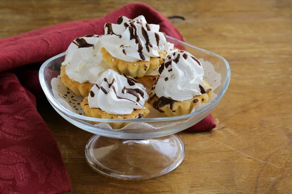 Сладкие десертные тартлеты с безе и шоколадом — стоковое фото