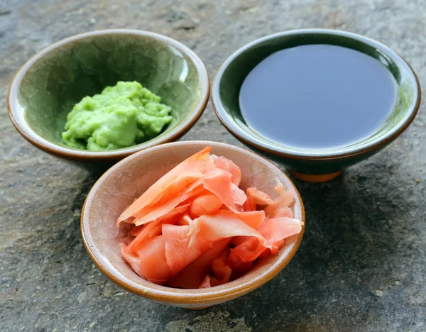 Традиционные японские приправы - васаби, имбирь и соевый соус — стоковое фото