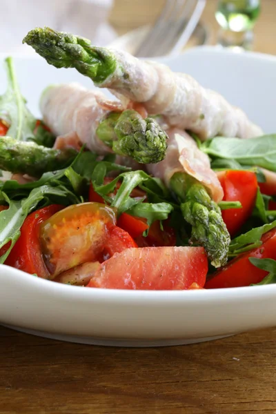 Salade de roquette aux tomates et asperges — Photo