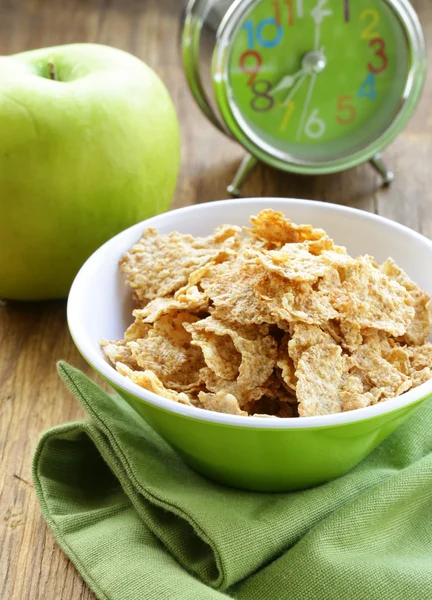 Desayuno saludable - muesli y manzana (despertador en el fondo) ) —  Fotos de Stock