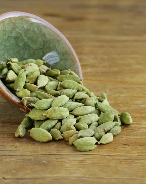 Зеленый кардамон стручки специи - ароматические приправы для пищевых продуктов — стоковое фото