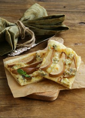 mavi peynir ve armut puf böreği tart