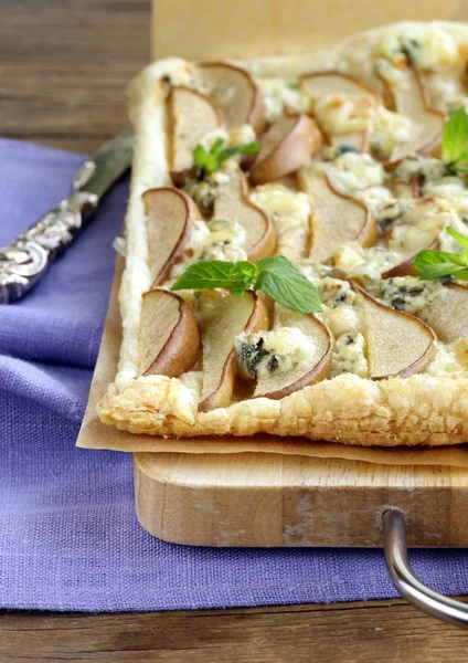 Puff pastry tart with blue cheese and pears — Stock Photo, Image
