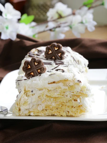 Белый торт с заварным кремом (Наполеон), украшенный шоколадом — стоковое фото