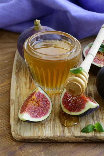 Świeże, dojrzałe figi i lekki miód - zdrowe desery — Zdjęcie stockowe