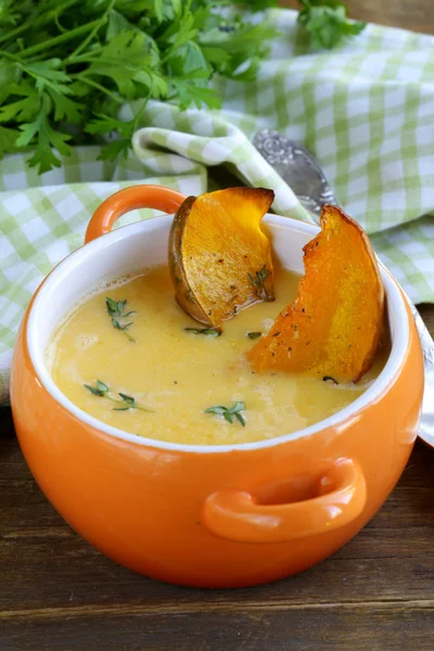 Тыквенный сливочный суп с кусочками жареной тыквы и тимьяна — стоковое фото