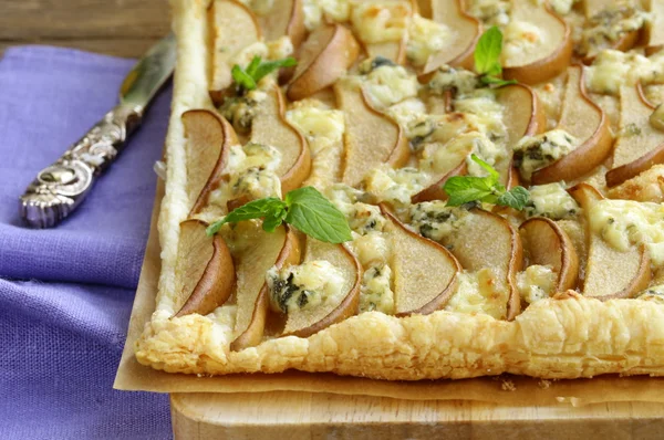 Puff pastry tart with blue cheese and pears — Stock Photo, Image