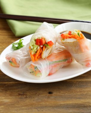 bir tabakta tavuk ve sebze spring rolls