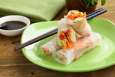 bir tabakta tavuk ve sebze spring rolls