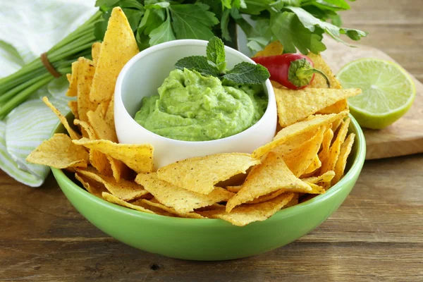 Kopp med guacamole och majschips - traditionell mexikansk förrätt — Stockfoto