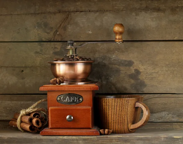 木製コーヒー グラインダー シナモン スティックとスターアニスの静物 — ストック写真