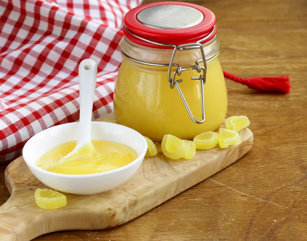 Hemgjord lemon curd i glasburk — Stockfoto