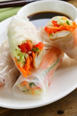 bir tabakta tavuk ve sebze spring rolls