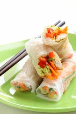 bir tabakta tavuk ve sebze spring rolls