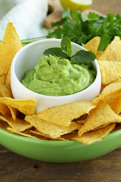 Copa con guacamole y chips de maíz - aperitivo tradicional mexicano — Foto de Stock