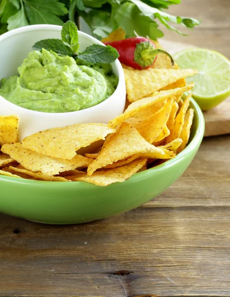 Copa con guacamole y chips de maíz - aperitivo tradicional mexicano —  Fotos de Stock