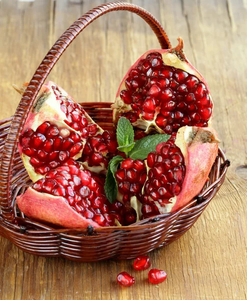 Röd saftiga mogen ekologisk granatäpple frukt — Stockfoto