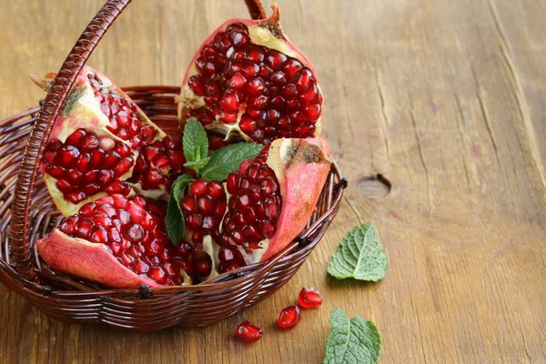 Rote saftige reife Bio-Granatapfelfrucht — Stockfoto