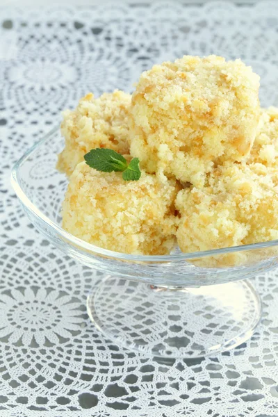 Hausgemachter Biskuitkuchen auf Glasstand — Stockfoto