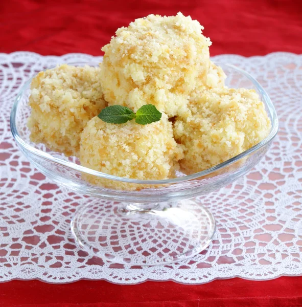 Pastel de esponja libra casera en soporte de vidrio —  Fotos de Stock