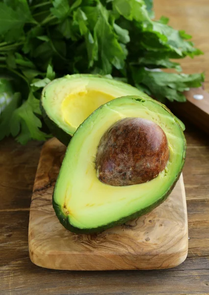 Rijp avocado in tweeën gesneden — Stockfoto