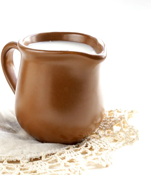 Keramik braune Kanne voller Milch — Stockfoto
