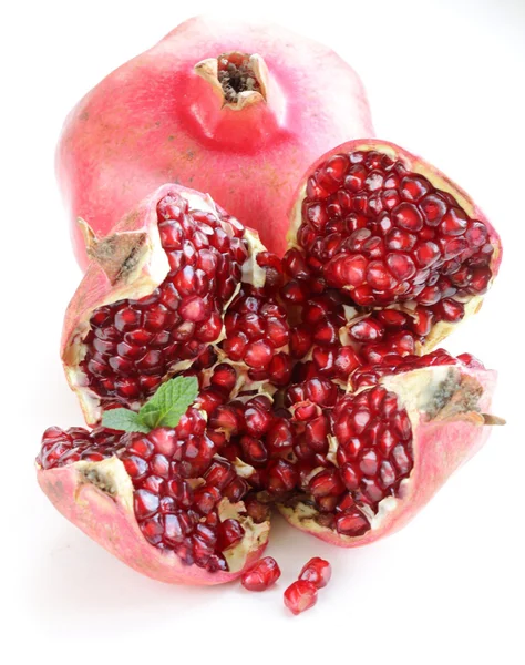 Rosso succosa frutta di melograno biologico maturo — Foto Stock
