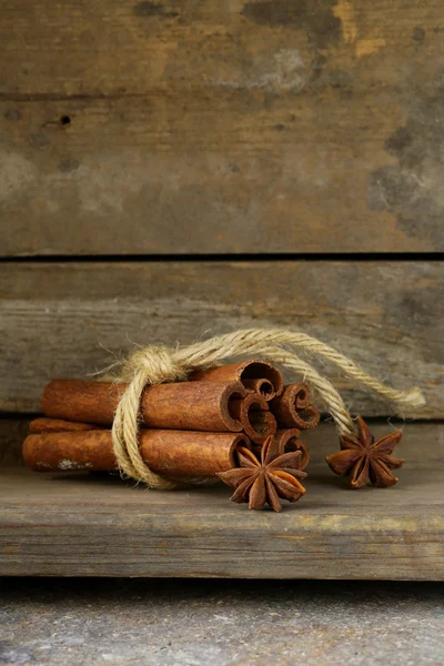 Christmas spices - cinnamon sticks and star anise — Stock Photo, Image