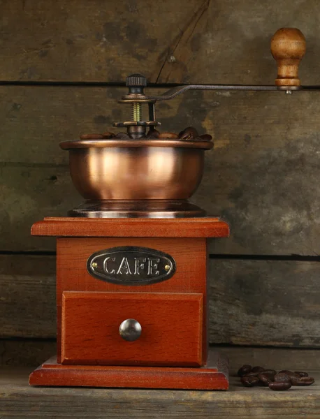 静物画的木制咖啡研磨器 — 图库照片