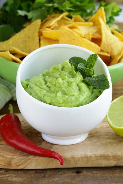 Kopp med guacamole och majschips — Stockfoto