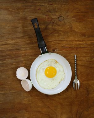 kızarmış yumurta bir tavada - yararlı ve sağlıklı bir kahvaltı