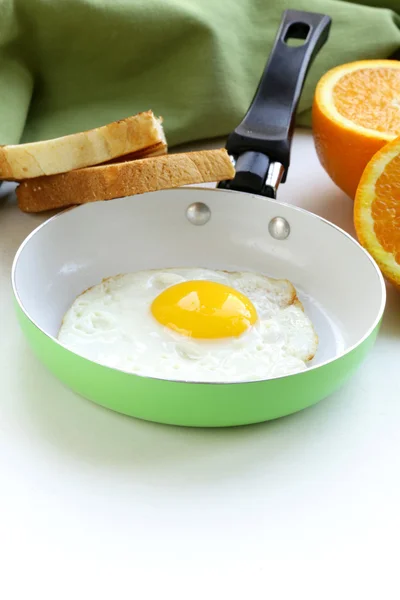 Fried egg in a frying pan - useful and healthy breakfast — Stock Photo, Image