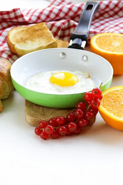 Fried egg in a frying pan - useful and healthy breakfast — Stock Photo, Image