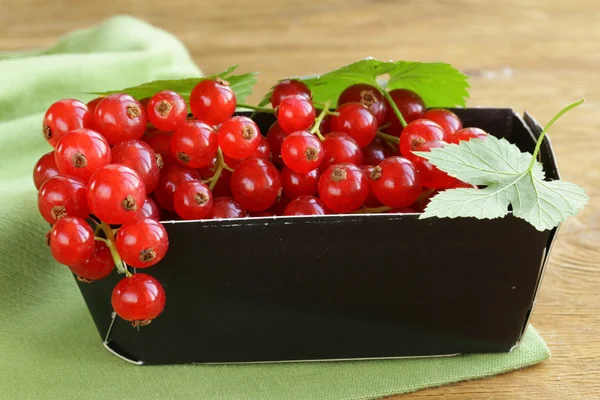 Organic sweet ripe red currant with green leaves — Stock Photo, Image