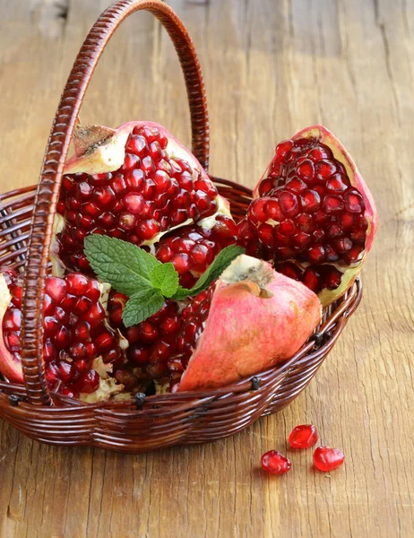Rode sappige rijpe biologische granaatappel — Stockfoto