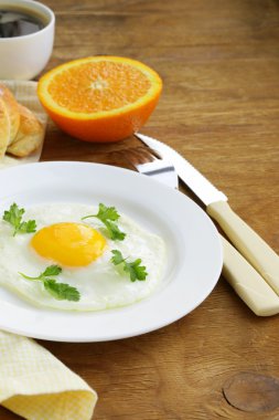 Continental Kahvaltı - kruvasan, sahanda yumurta, tost ve portakal