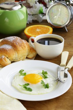 Continental Kahvaltı - kruvasan, sahanda yumurta, tost ve portakal