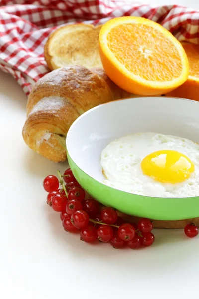 Stekt ägg i en stekpanna - nyttig och hälsosam frukost — Stockfoto
