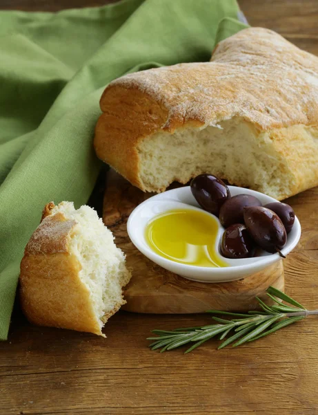 Natureza morta no estilo italiano - pão ciabatta, azeitona e óleo — Fotografia de Stock