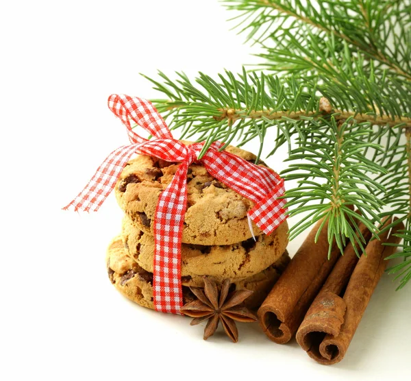 Biscotti di Natale con nastro rosso e rami di abete verde — Foto Stock