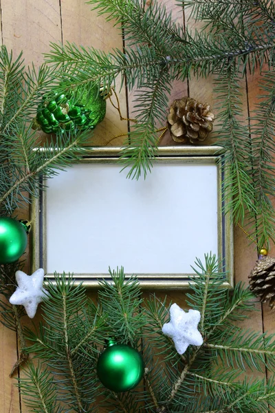 Joulun koostumus kuusen oksia ja koristeet — kuvapankkivalokuva