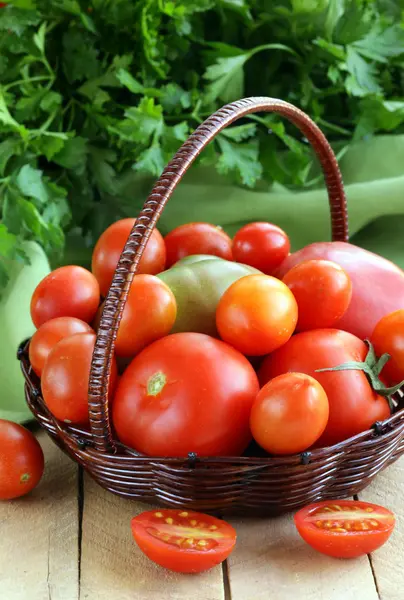 Cesto con diversi tipi di pomodori — Foto Stock