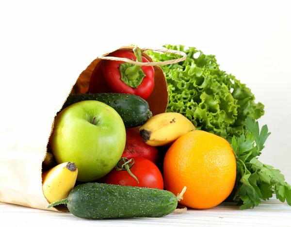 Conjunto de diferentes alimentos de conveniencia (frutas vegetales) en una bolsa de papel — Foto de Stock