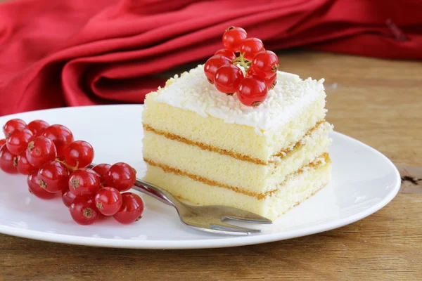 Gâteau éponge au chocolat blanc, décoré de groseilles rouges — Photo