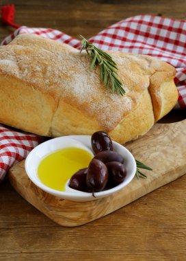 ciabatta ekmeği, zeytin ve yağı