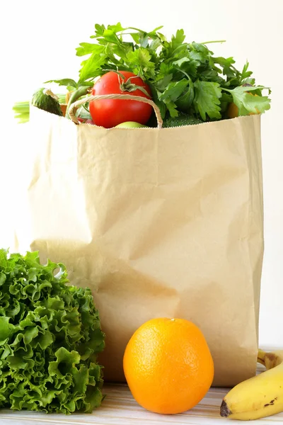 Jogo de comida de conveniência diferente (fruto de verduras) em um saco de papel — Fotografia de Stock
